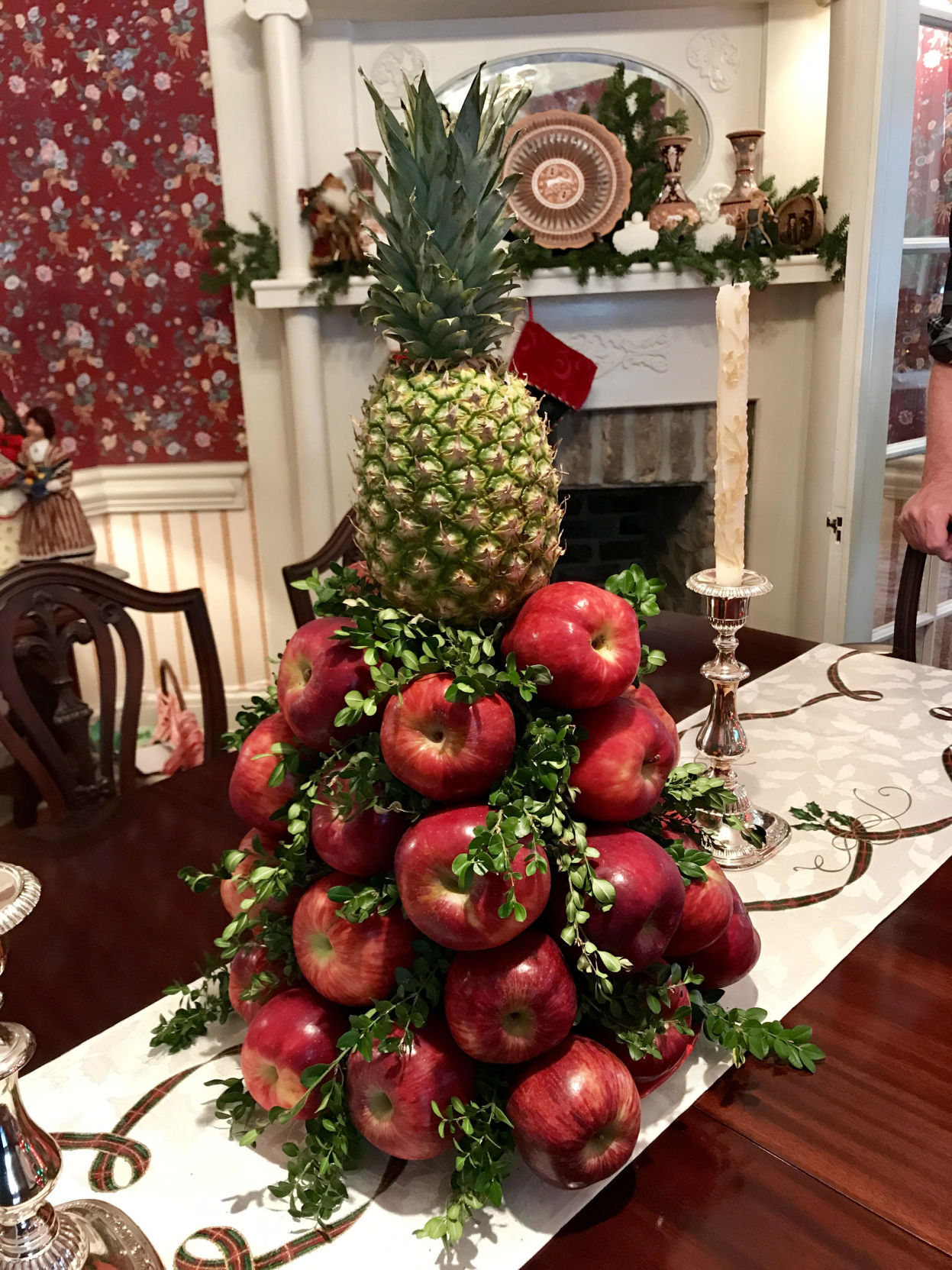 Colonial Christmas decoration
